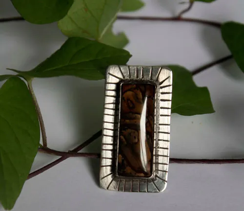Sois courageux, bague encouragement en argent et jaspe Deschutes