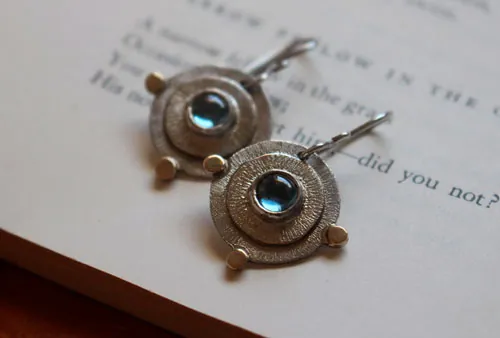 Soleil d’azur, boucles d’oreilles évasion en argent, or et zircon bleu