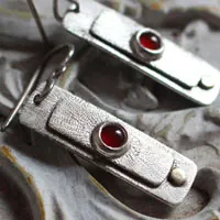 Soleil rouge, boucles d’oreilles égyptiennes en argent, or et cornaline
