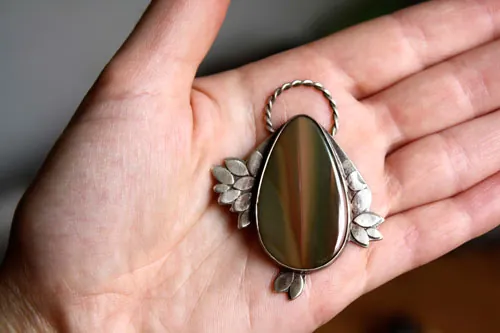 Sompaïna, pendentif arc-en-ciel de la terre-mère en argent et jaspe impérial