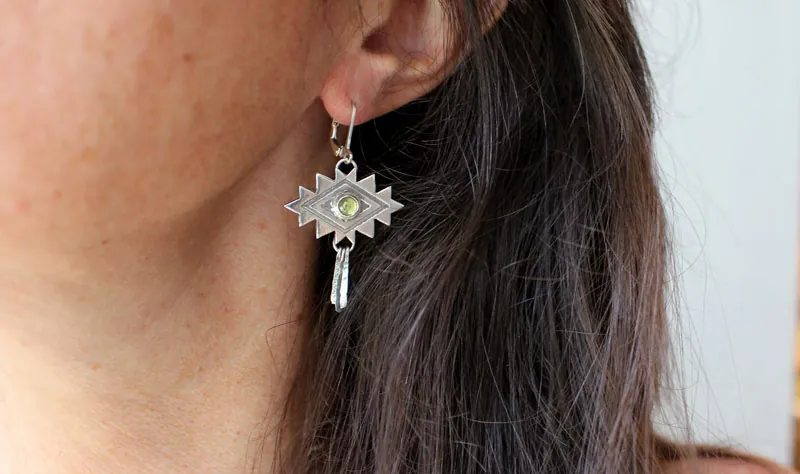 Songe, boucles d’oreilles croix aztèque en argent et péridot