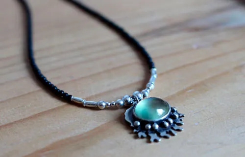 Sous l’océan, collier mer tropicale en argent, prehnite et agate noire