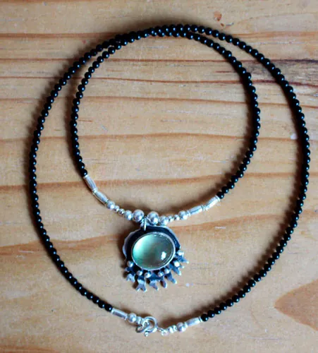 Sous l’océan, collier mer tropicale en argent, prehnite et agate noire