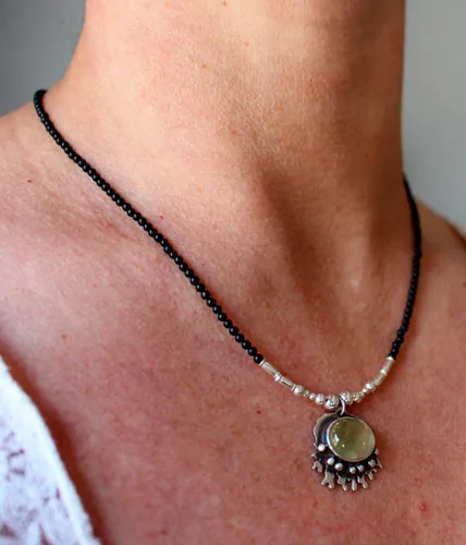 Sous l’océan, collier mer tropicale en argent, prehnite et agate noire