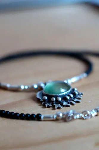 Sous l’océan, collier mer tropicale en argent, prehnite et agate noire