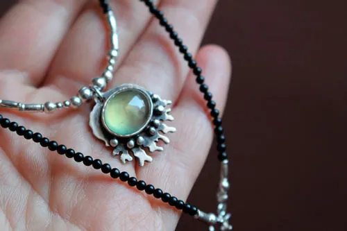 Sous l’océan, collier mer tropicale en argent, prehnite et agate noire