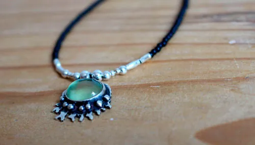 Sous l’océan, collier mer tropicale en argent, prehnite et agate noire