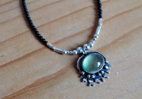 Sous l’océan, collier mer tropicale en argent, prehnite et agate noire