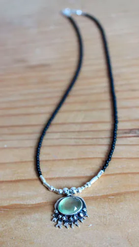 Sous l’océan, collier mer tropicale en argent, prehnite et agate noire