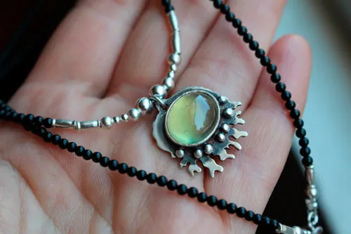 Sous l’océan, collier mer tropicale en argent, prehnite et agate noire