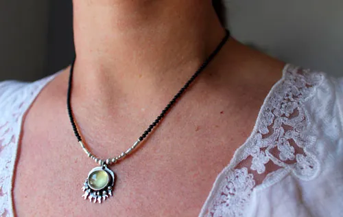 Sous l’océan, collier mer tropicale en argent, prehnite et agate noire