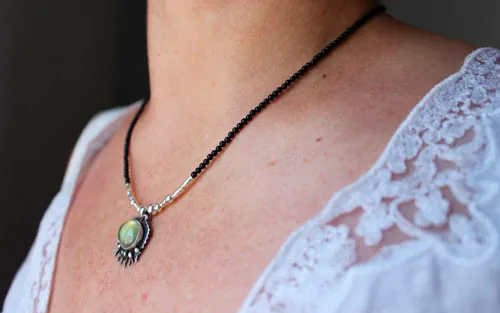 Sous l’océan, collier mer tropicale en argent, prehnite et agate noire