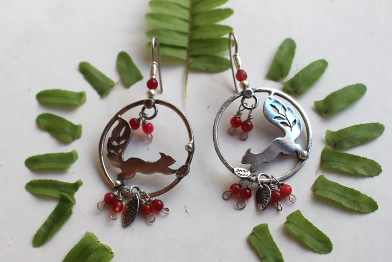 Sous les baies, boucles d’oreilles écureuil et baies rouges en argent et corail