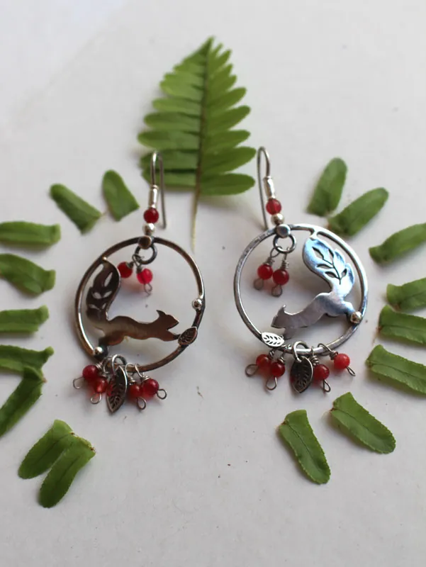 Sous les baies, boucles d’oreilles écureuil et baies rouges en argent et corail