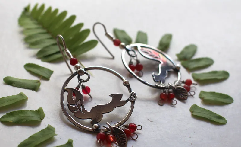 Sous les baies, boucles d’oreilles écureuil et baies rouges en argent et corail