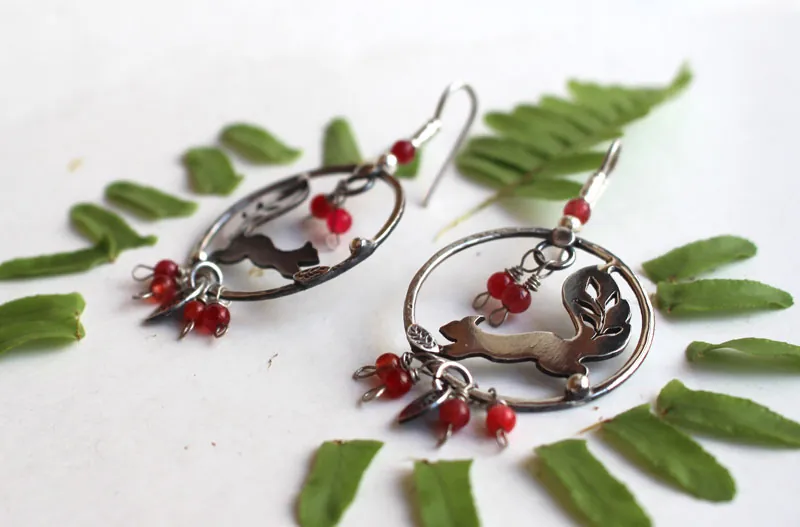 Sous les baies, boucles d’oreilles écureuil et baies rouges en argent et corail