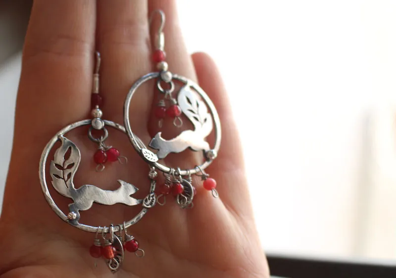 Sous les baies, boucles d’oreilles écureuil et baies rouges en argent et corail