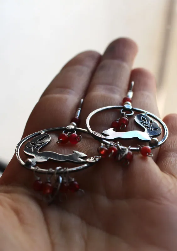 Sous les baies, boucles d’oreilles écureuil et baies rouges en argent et corail