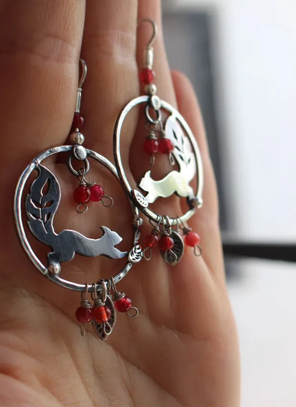 Sous les baies, boucles d’oreilles écureuil et baies rouges en argent et corail