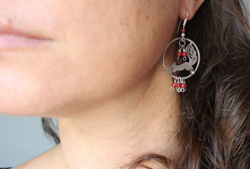Sous les baies, boucles d’oreilles écureuil et baies rouges en argent et corail