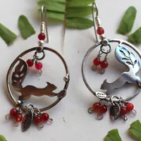 Sous les baies, boucles d’oreilles écureuil et baies rouges en argent et corail