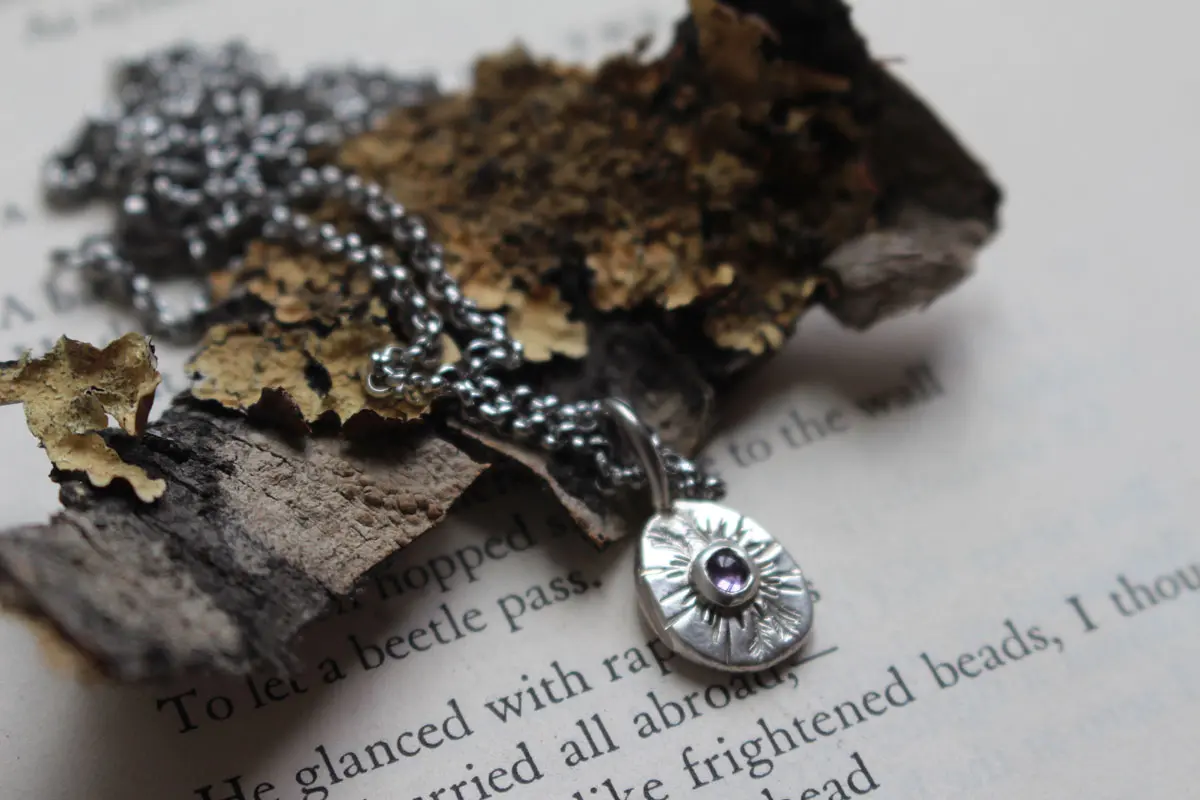Souvenir d’une promenade, pendentif galet en argent et zircon