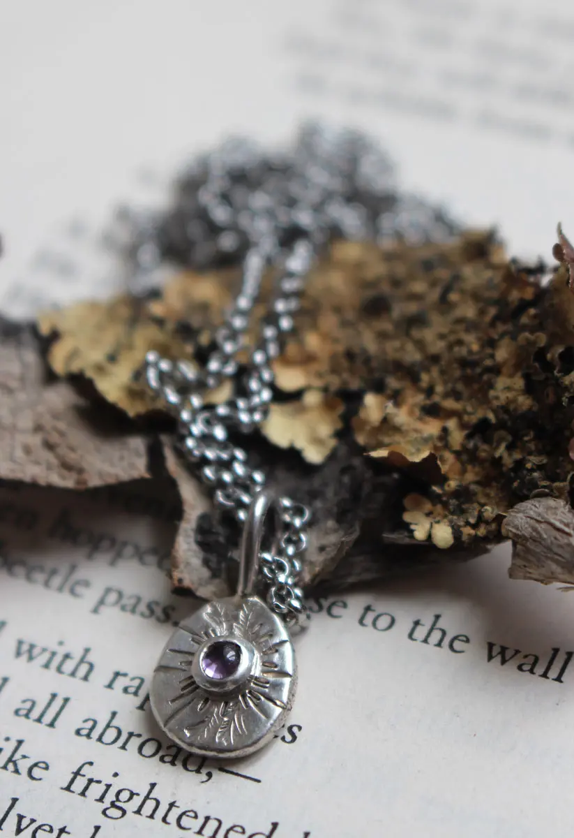 Souvenir d’une promenade, pendentif galet en argent et zircon