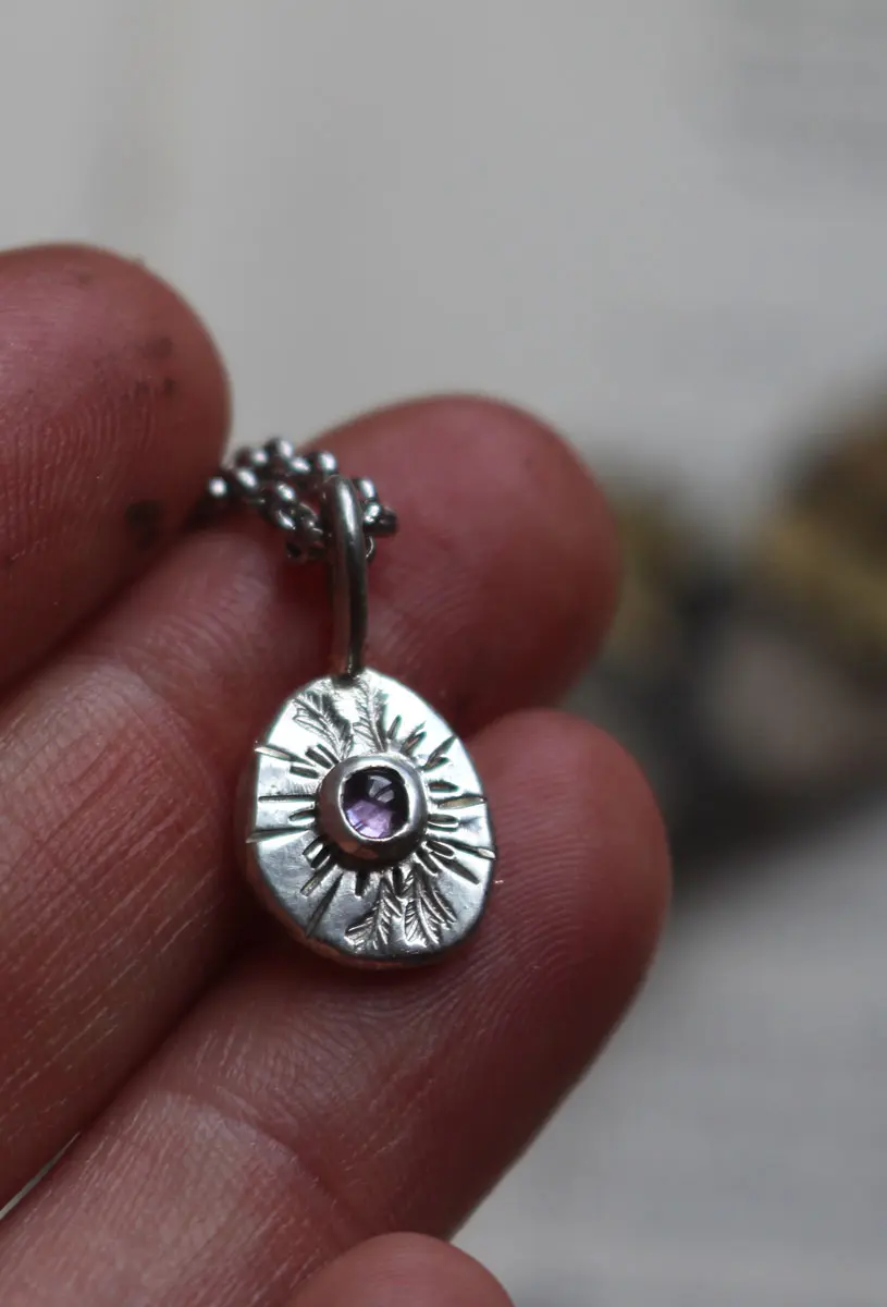 Souvenir d’une promenade, pendentif galet en argent et zircon