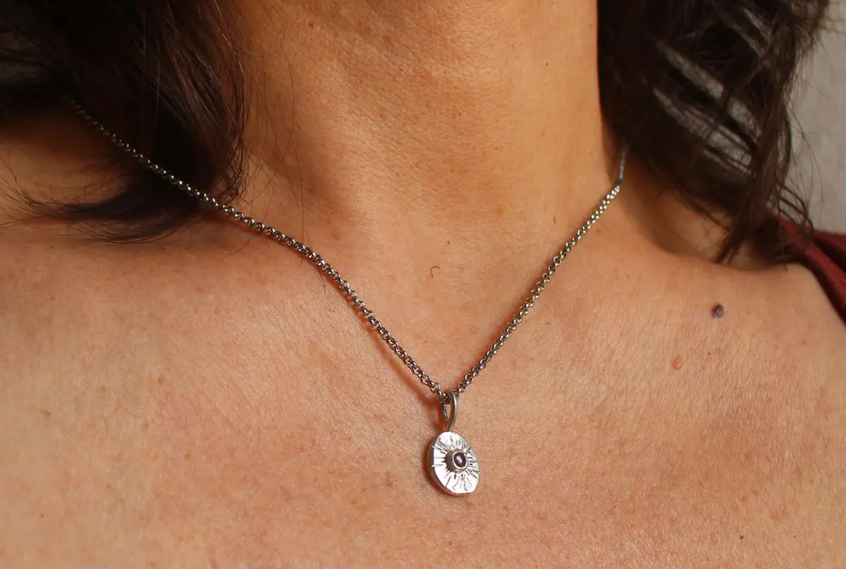 Souvenir d’une promenade, pendentif galet en argent et zircon