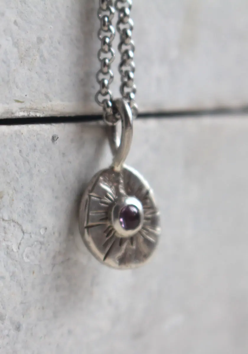 Souvenir d’une promenade, pendentif galet en argent et zircon
