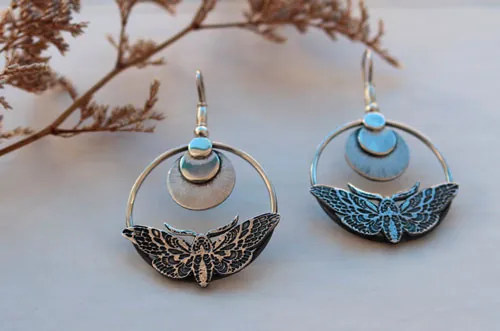 Sphinx, boucles d’oreilles papillons de nuit et lune en argent