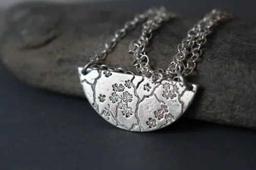 Sumiko, collier branches et fleurs de cerisier japonais en argent