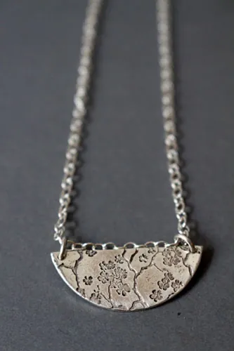 Sumiko, collier branches et fleurs de cerisier japonais en argent