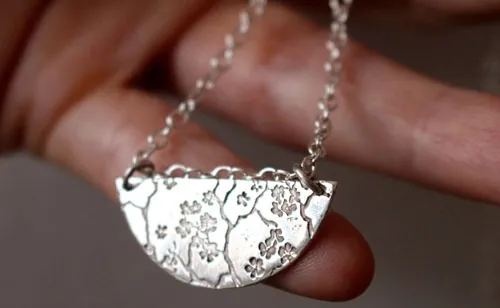 Sumiko, collier branches et fleurs de cerisier japonais en argent