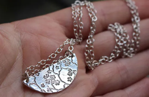 Sumiko, collier branches et fleurs de cerisier japonais en argent