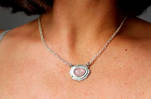 Super nova saphir, collier astronomie en argent, or et saphir rose