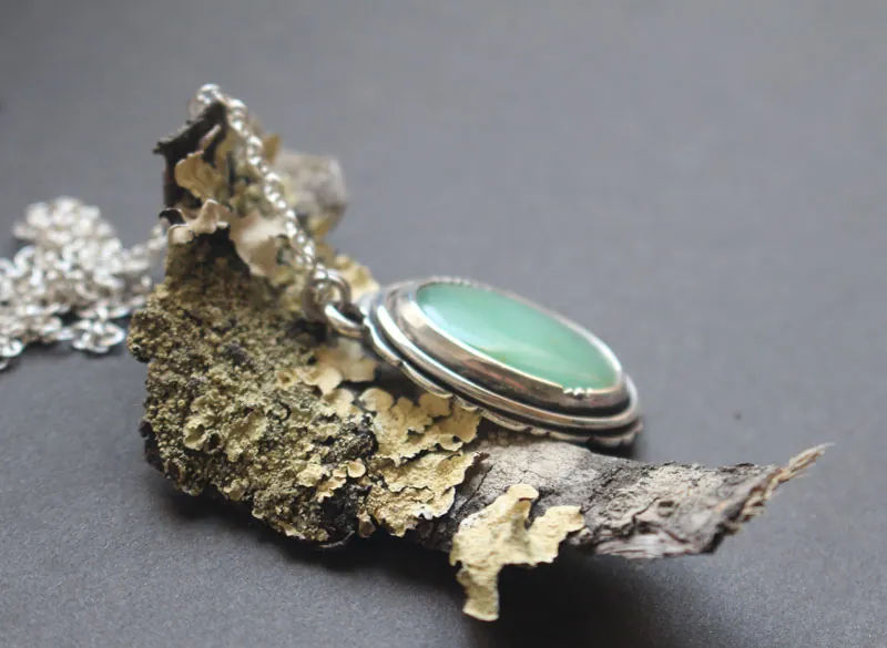 Sur une note printanière, collier nature fragile en argent et chrysoprase