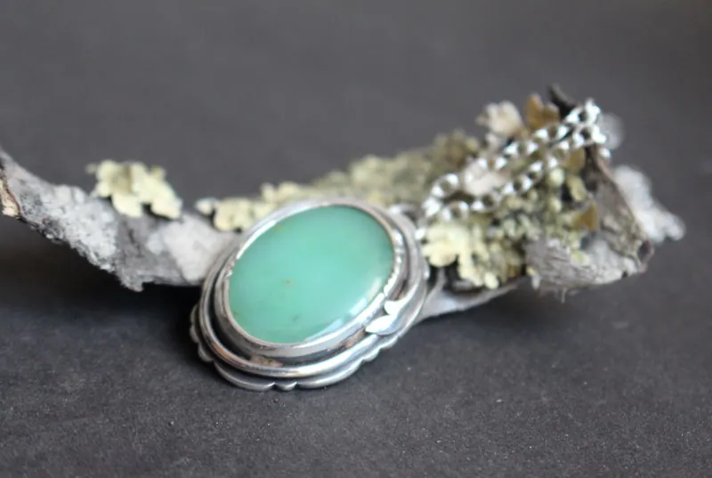 Sur une note printanière, collier nature fragile en argent et chrysoprase