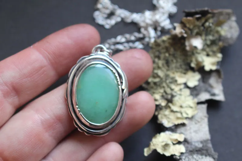 Sur une note printanière, collier nature fragile en argent et chrysoprase