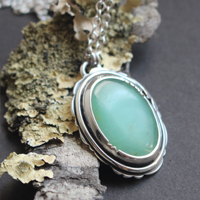 Sur une note printanière, collier nature fragile en argent et chrysoprase