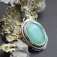 Sur une note printanière, collier nature fragile en argent et chrysoprase