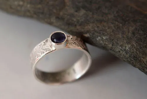 Symbole, bague lierre en argent et iolite