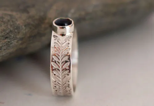 Symbole, bague lierre en argent et iolite