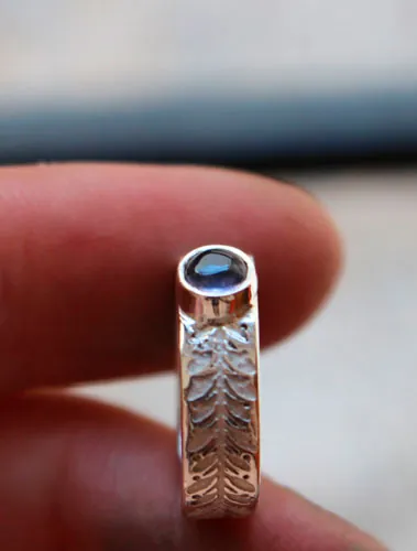 Symbole, bague lierre en argent et iolite