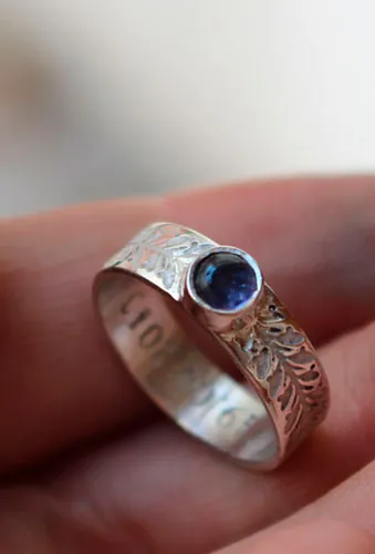 Symbole, bague lierre en argent et iolite