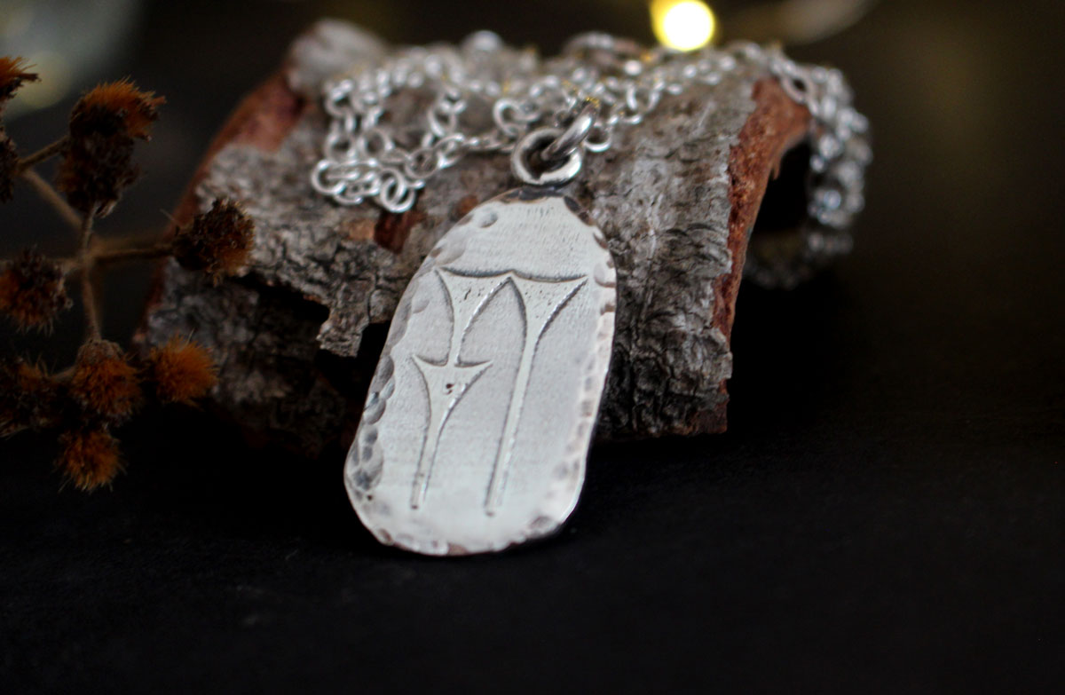 Symbole eau cunéiforme, collier écriture mésopotamienne en argent