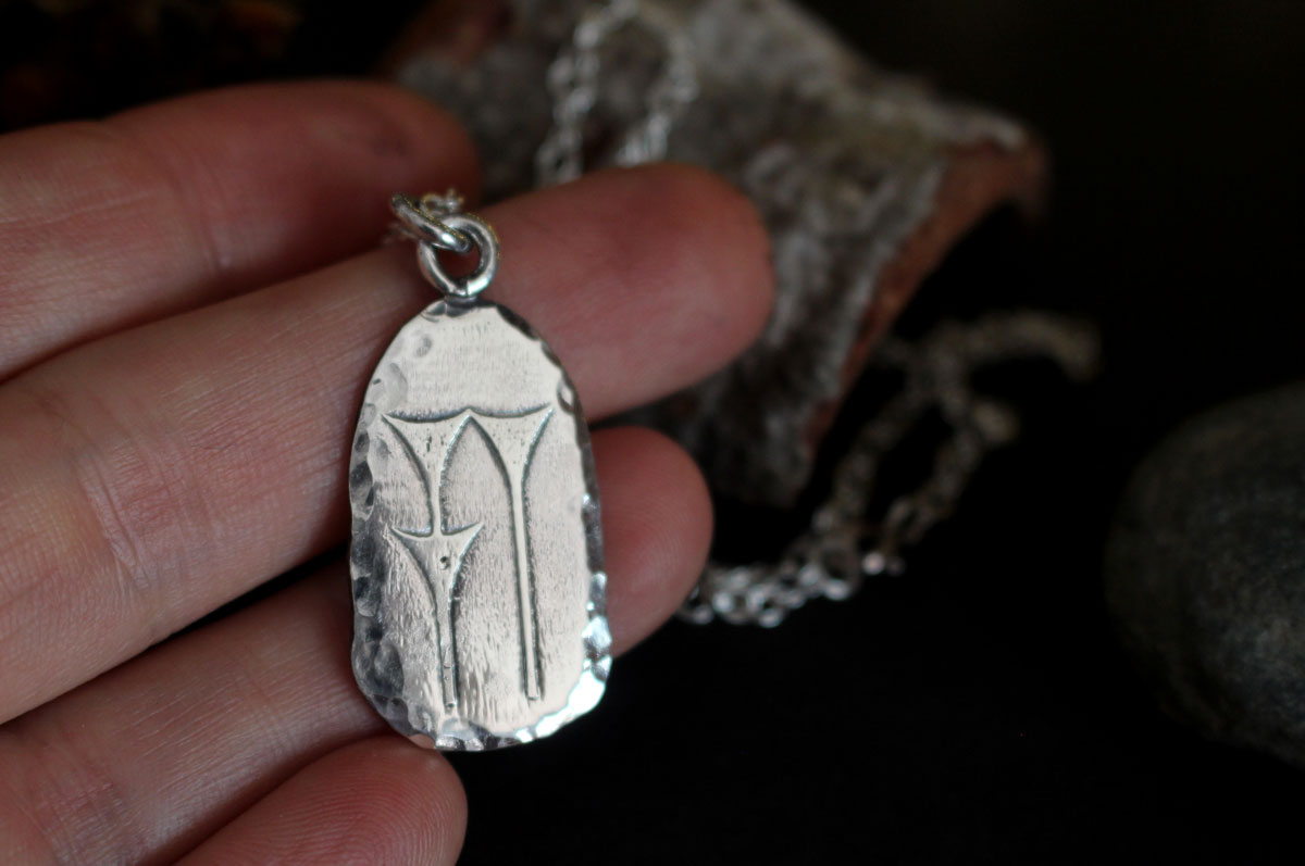 Symbole eau cunéiforme, collier écriture mésopotamienne en argent