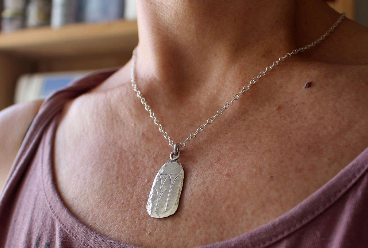 Symbole eau cunéiforme, collier écriture mésopotamienne en argent
