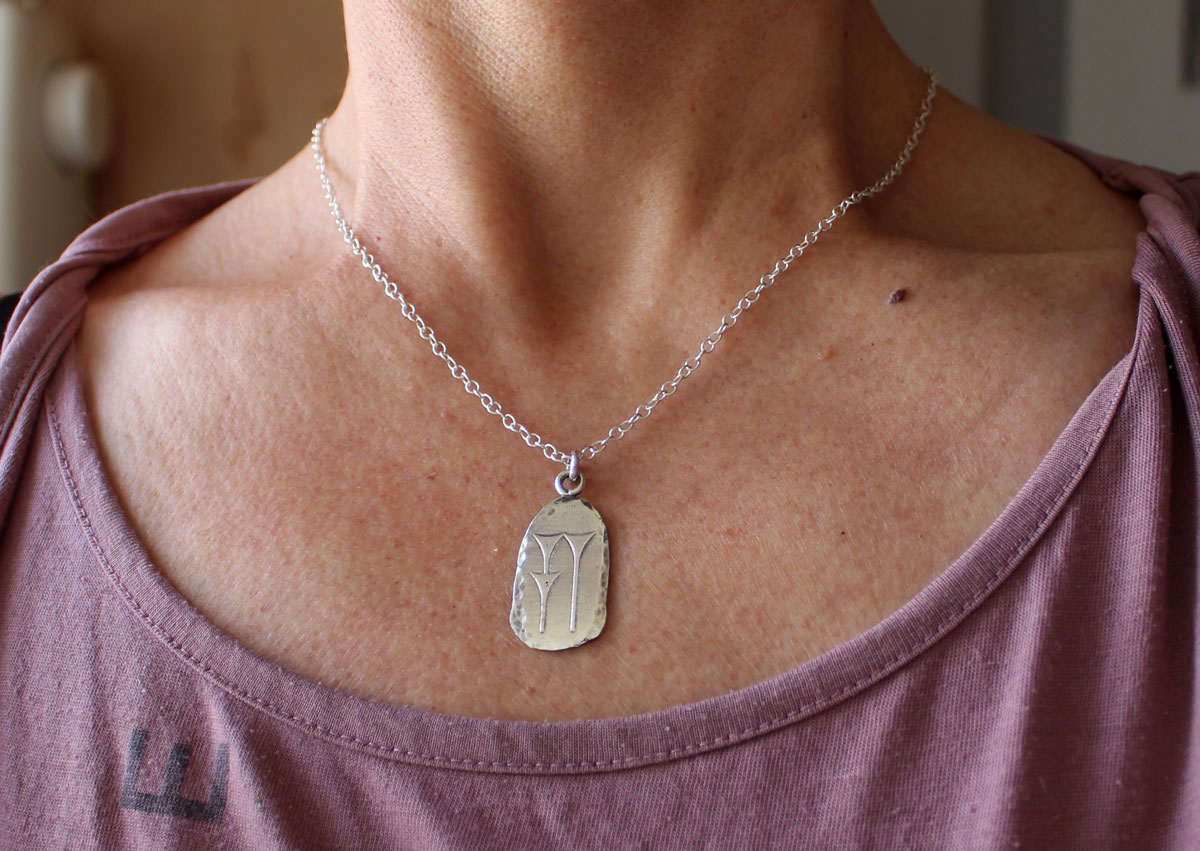 Symbole eau cunéiforme, collier écriture mésopotamienne en argent