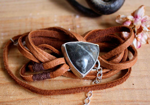 Sagar, bracelet force de la mer en argent, cuir et agate fossile